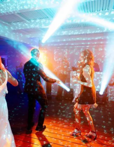 Des invités font la fête lors d'un mariage en soirée en Italie