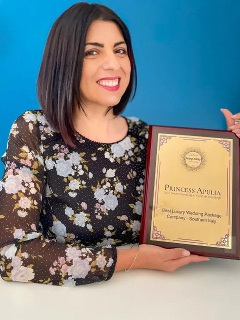 Elena Le Fosse holding a Princess Apulia hospitality award