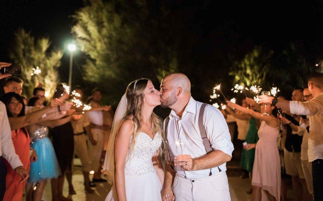 Un couple profite d&#39;un mariage romantique au coucher du soleil au bord de la mer à Monopoli