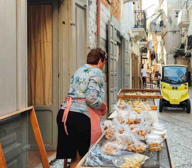 A journey through the Puglia of street food: a sensory experience on foot, by bicycle or on board a rickshaw