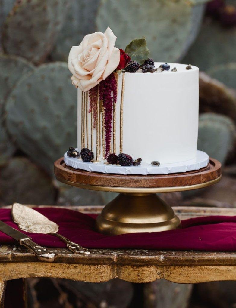 petit gâteau de mariage blanc