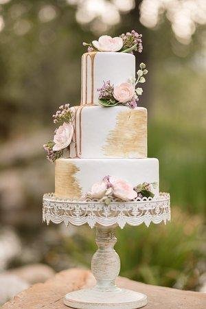 elegante pastel de bodas en la mesa