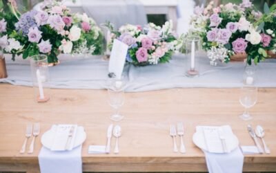 Blumenarrangements für die Hochzeit im sanften romantischen Stil