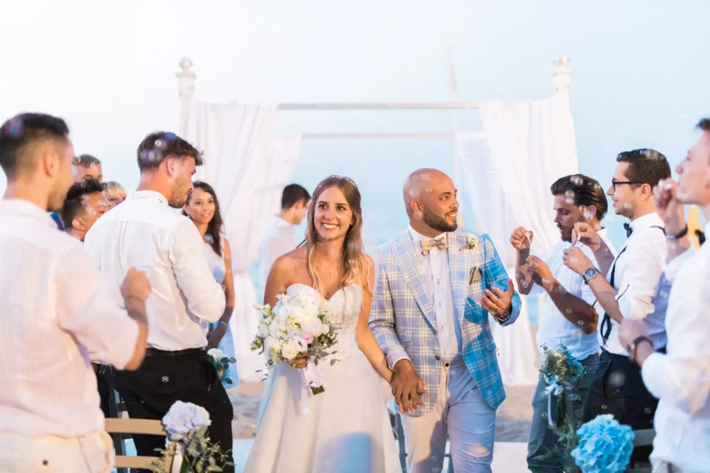 イタリアのプーリア地方での実際の結婚式、誓いの言葉を交わした後、歩くカップル